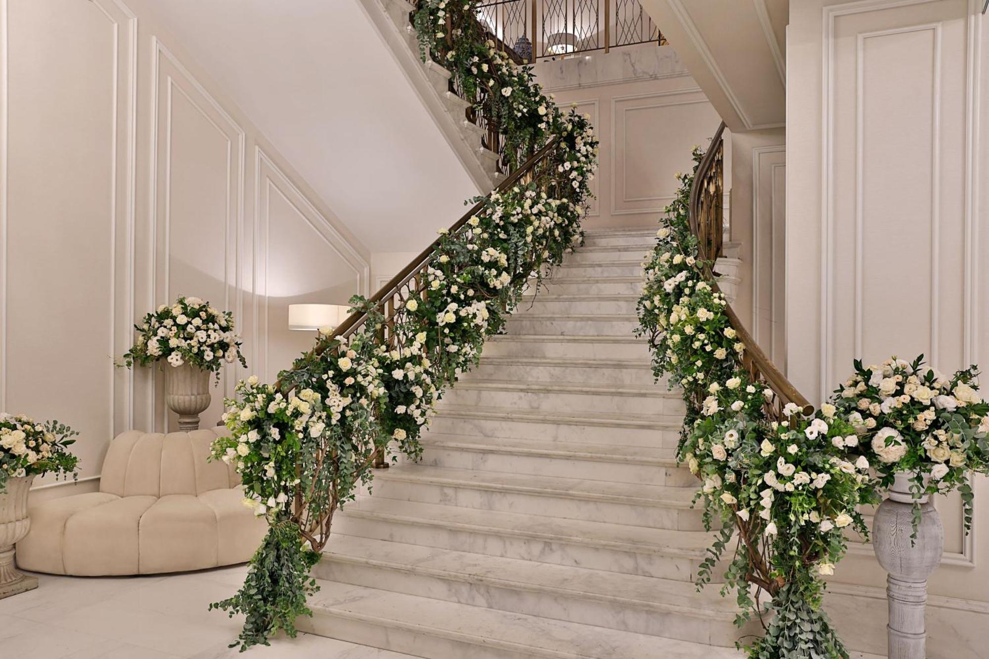 Готель The Ritz-Carlton, Амман Екстер'єр фото The staircase of the hotel