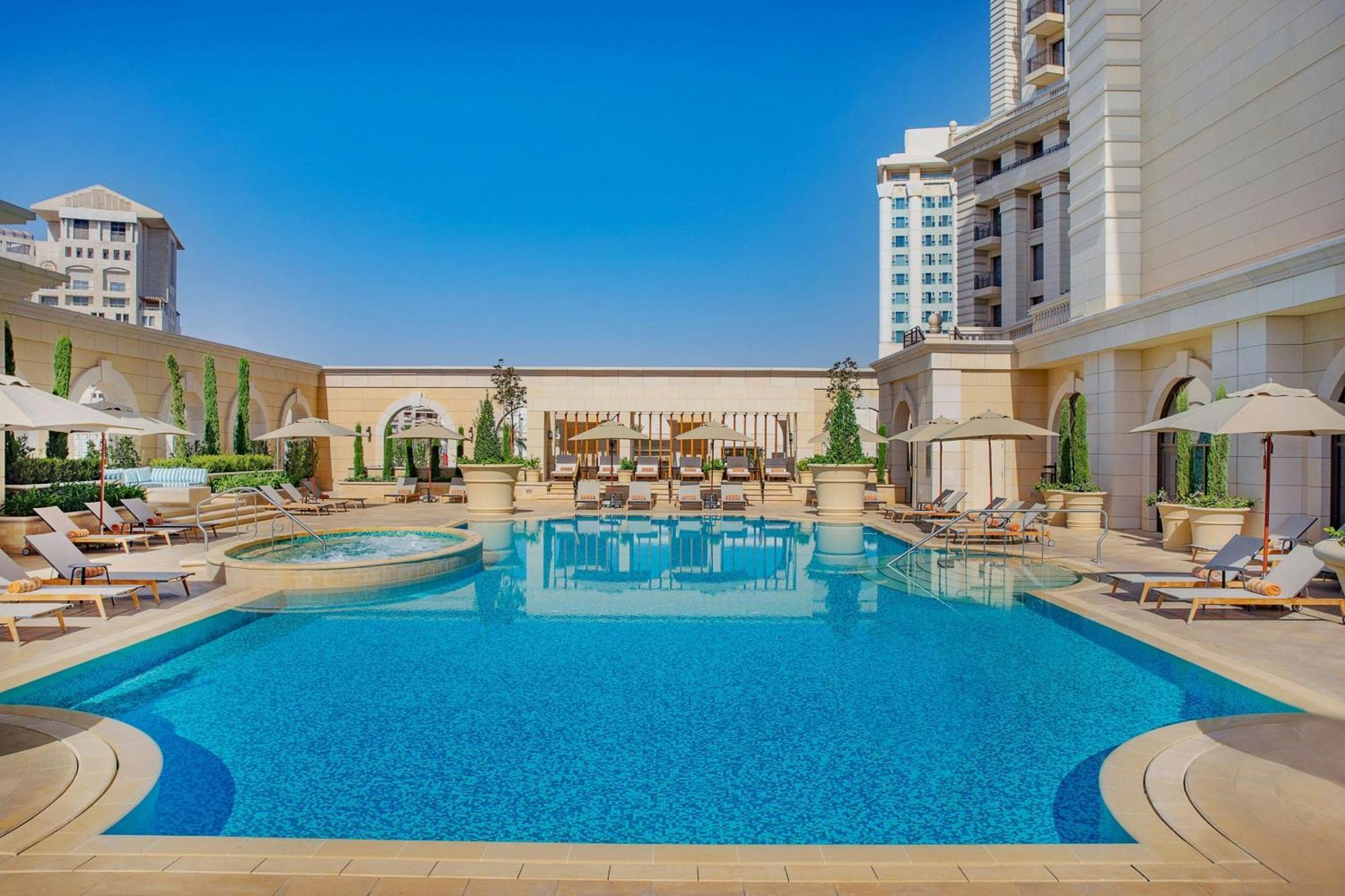 Готель The Ritz-Carlton, Амман Екстер'єр фото The pool at the hotel